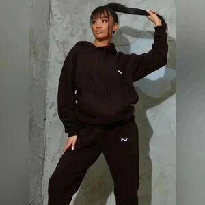 PRETTYLITTLETHING PETITE CHOCOLATE BADGE DETAIL OVERSIZED HOODIE